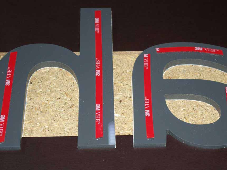 Befestigung Montage 3D Buchstaben ohne Wandabstand mit VHB Hochleistungsband