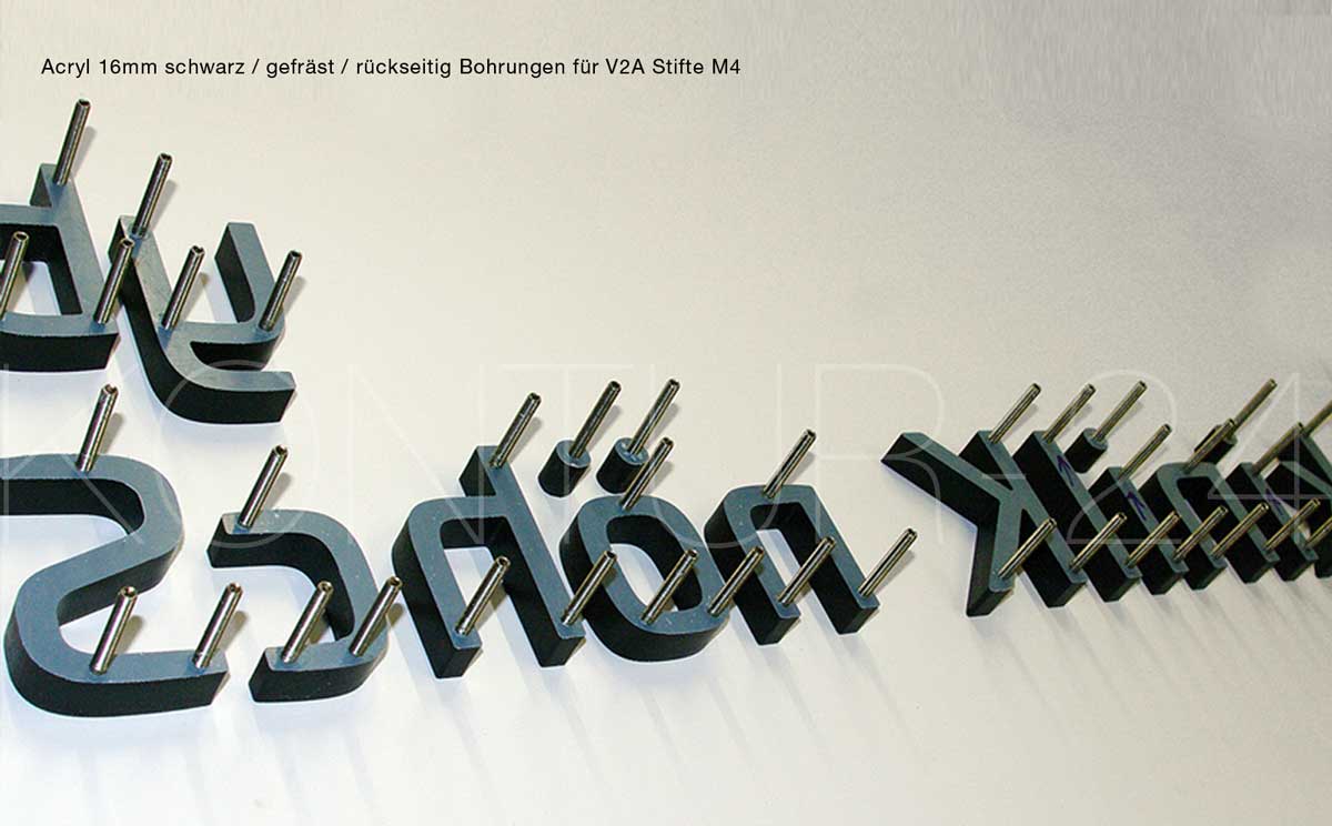 Kleine 3D Acrylbuchstaben 16mm durchgefärbt schwarz / Befestigung mit V2A-Stiften / rückseitige Ansicht