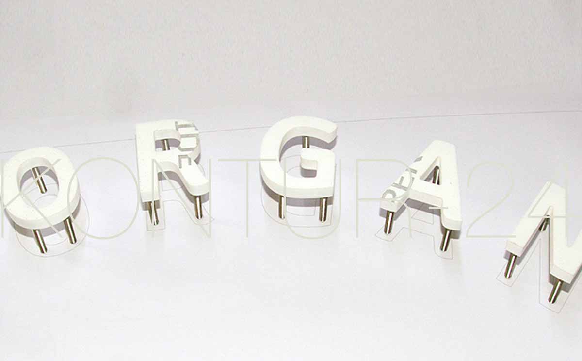 3D Acrylbuchstaben 8mm durchgefärbt weiß glanz / Befestigung mit V2A-Stiften / gefräst in 48h:Fertigung