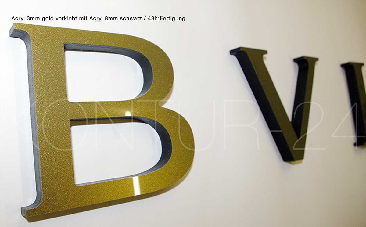 Detail Acrylbuchstaben 3mm gold verklebt mit 8mm schwarz
