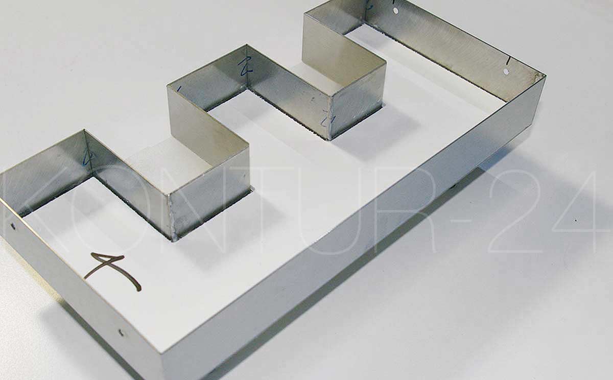 3D Profilbuchstaben Edelstahl: Detail Haube rückseitig