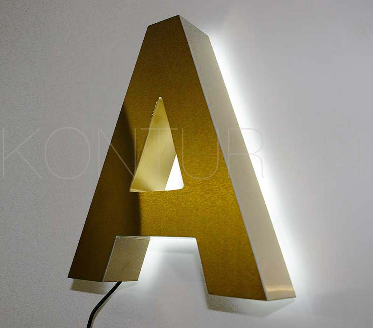 Musterbuchstabe:A / Profil 3 V2A-gold geschliffen / 200-40 / LED-Rückleuchter