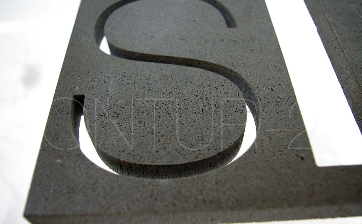 Naturstein-Buchstaben aus