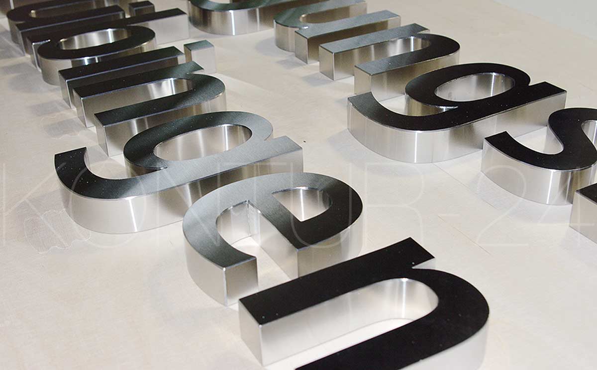 Metallbuchstaben aus